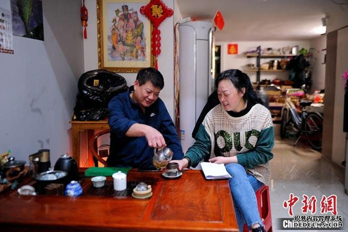 图为定居在桂林市的陆配谢格林和丈夫叶国祥闲时一起饮茶。/p中新社记者 蒋雪林 摄