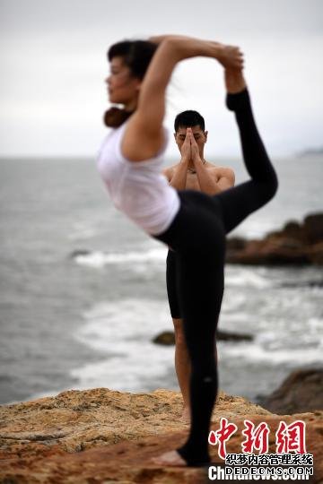 海边瑜伽的练习。　姬东 摄